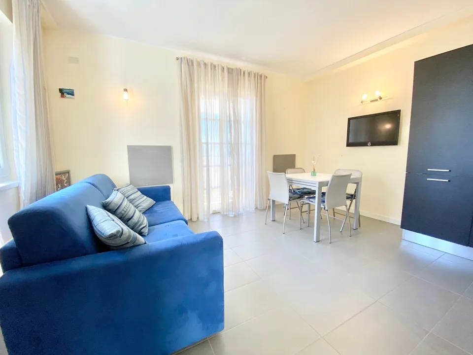 Neuwertige Maisonette-Wohnung in ruhiger und sonniger Lage mit schönem Meerblick, Pool und Wellness