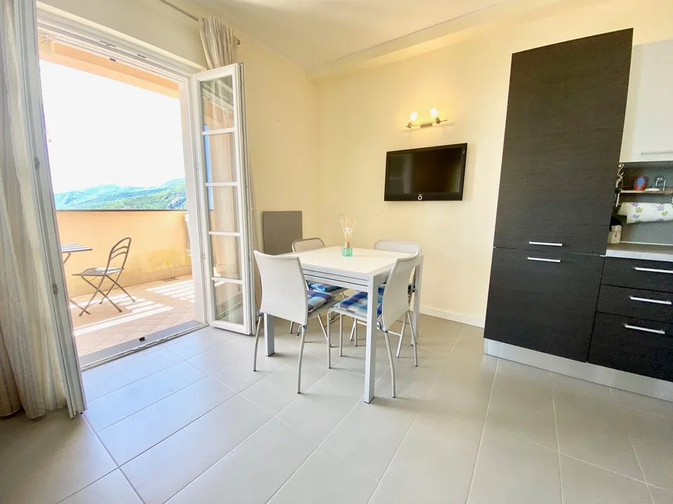 Neuwertige Maisonette-Wohnung in ruhiger und sonniger Lage mit schönem Meerblick, Pool und Wellness