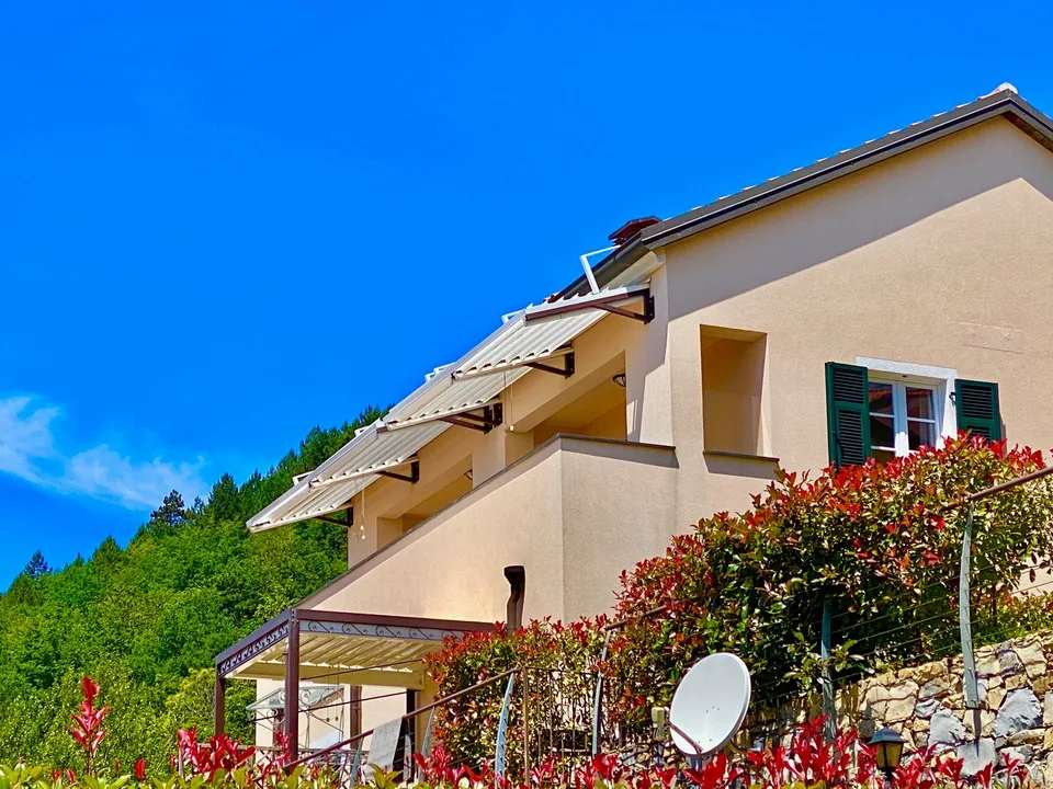 Neuwertige Maisonette-Wohnung in ruhiger und sonniger Lage mit schönem Meerblick, Pool und Wellness