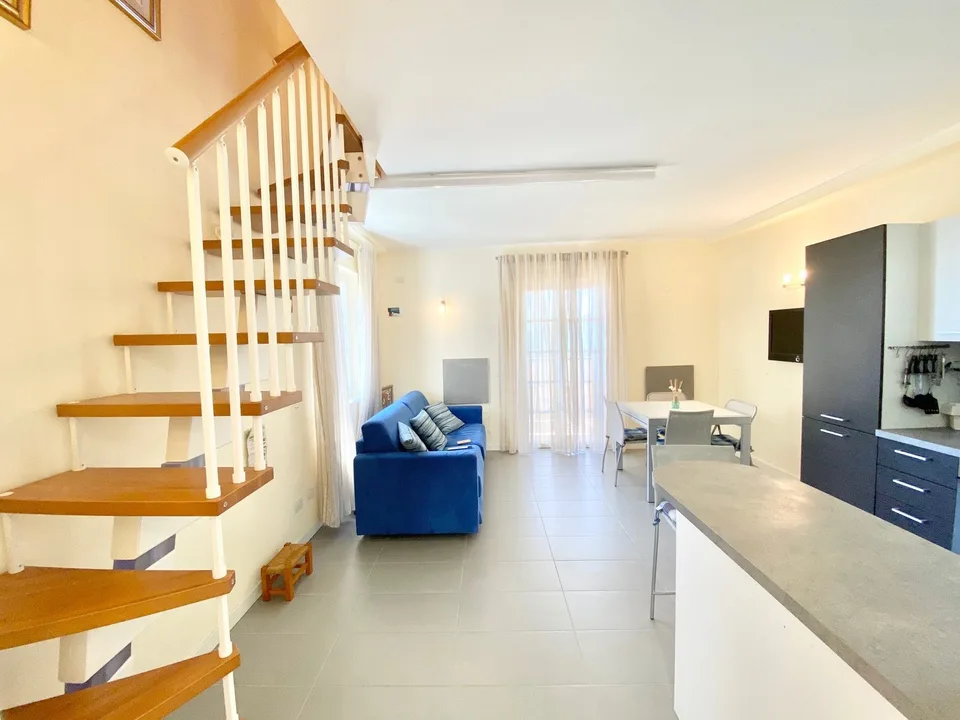 Neuwertige Maisonette-Wohnung in ruhiger und sonniger Lage mit schönem Meerblick, Pool und Wellness