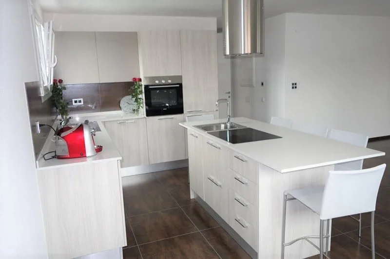 Zu verkaufen 2 Immobilien mit Rendite, bestehend aus 4 Wohnungen pro Immobilie, alle vermietet – Foto 15 von 20