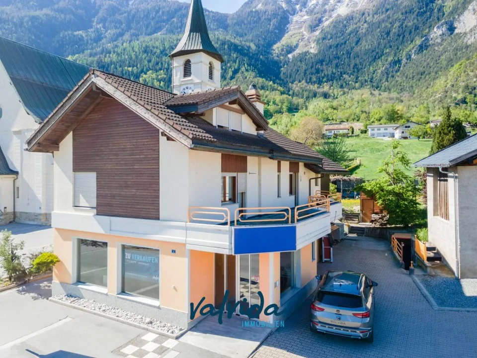 Casa residenziale e commerciale ad Agarn con appartamento 5.5 locali, negozio e terreno di 1'100 m²