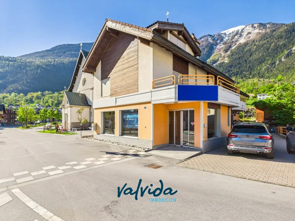 Wohn- & Geschäftshaus in Agarn mit 5.5-Zimmerwohnung, Ladenlokal & 1'100 m² Grundstück