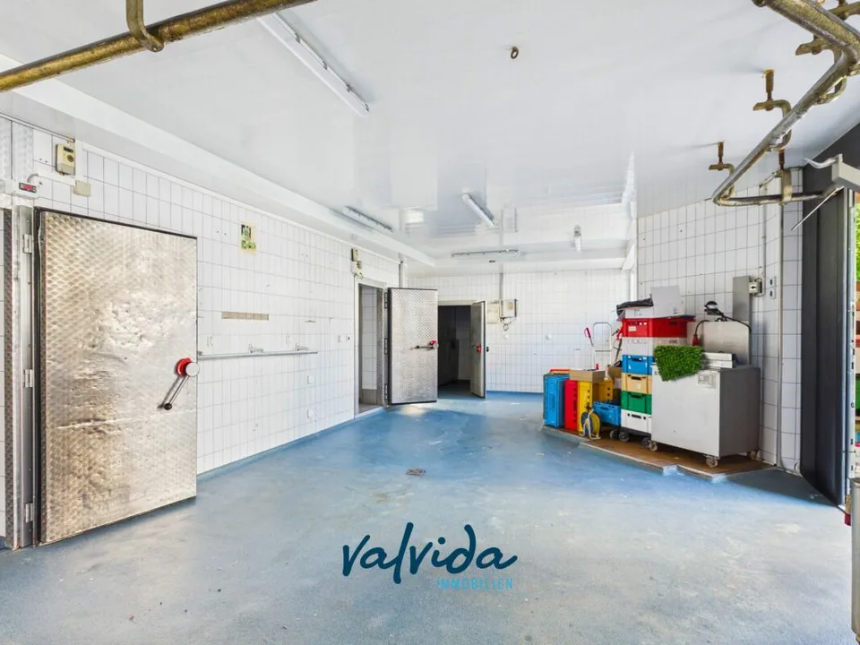 Casa residenziale e commerciale ad Agarn con appartamento 5.5 locali, negozio e terreno di 1'100 m²