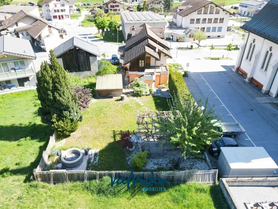 Casa residenziale e commerciale ad Agarn con appartamento 5.5 locali, negozio e terreno di 1'100 m²