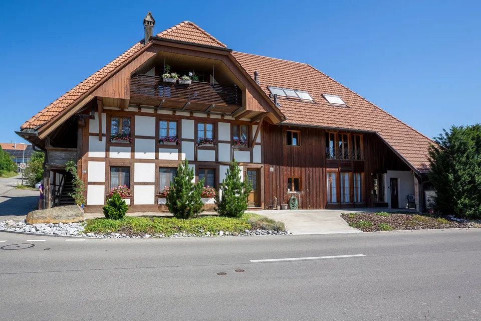 Bauernhaus als Mehrfamilienhaus an idyllischer Lage in Aetigkofen