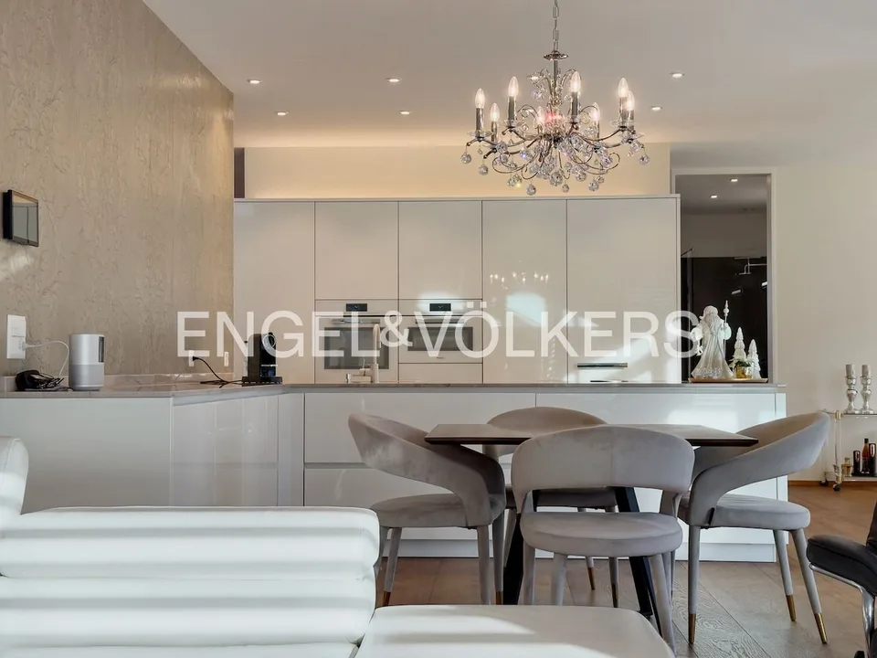 Luxuriöse Attikawohnung in Buchs: Eleganz, Bergpanorama & Wellness-Oas