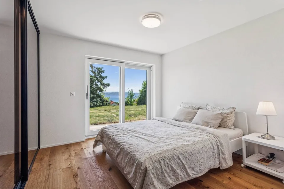 Une villa suspendue entre ciel, vignes et lac – photo 7 sur 13
