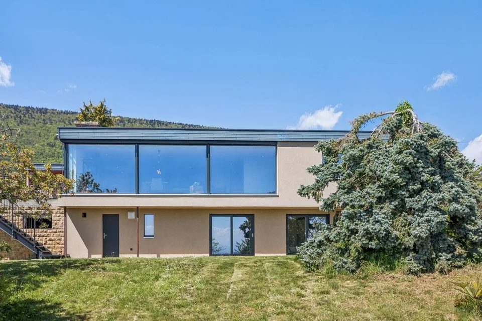 Une villa suspendue entre ciel, vignes et lac – photo 13 sur 13