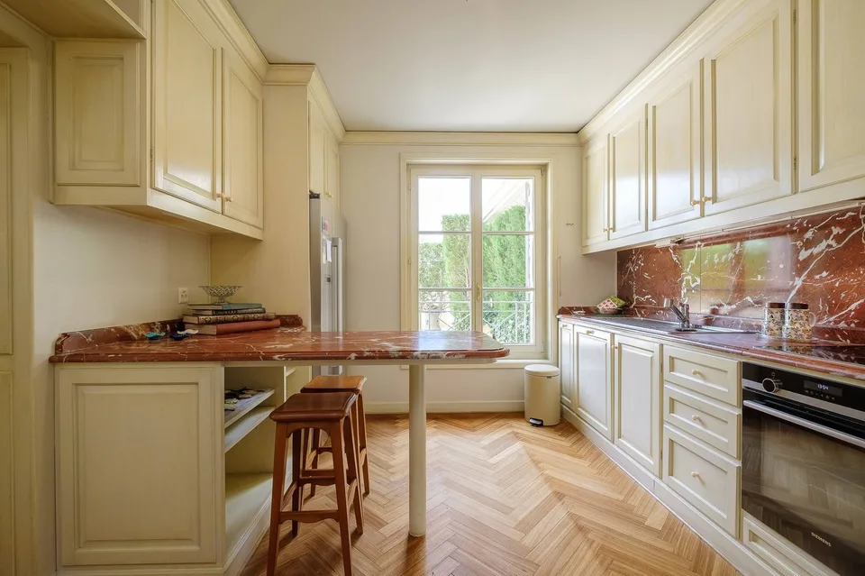 Prächtige 7-Zimmer-Wohnung mit Terrasse in einer exklusiven Residenz
