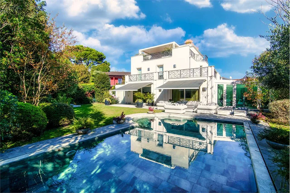 VILLA UNIFAMILIARE CON PISCINA
