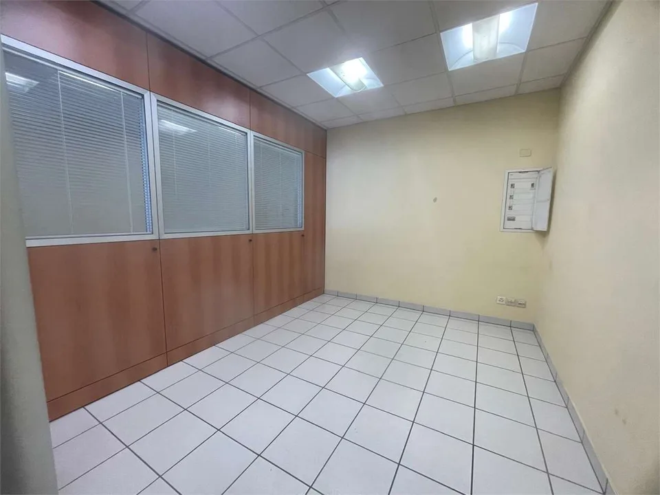 Spazio commerciale/ufficio 3 locali in affitto a Manno- ristrutturato