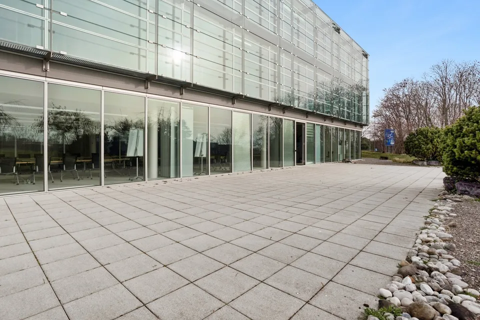 Oberfläche von 680 m² mit privater Terrasse von 175 m² – zahlreiche mögliche Nutzungen – Foto 11 von 11