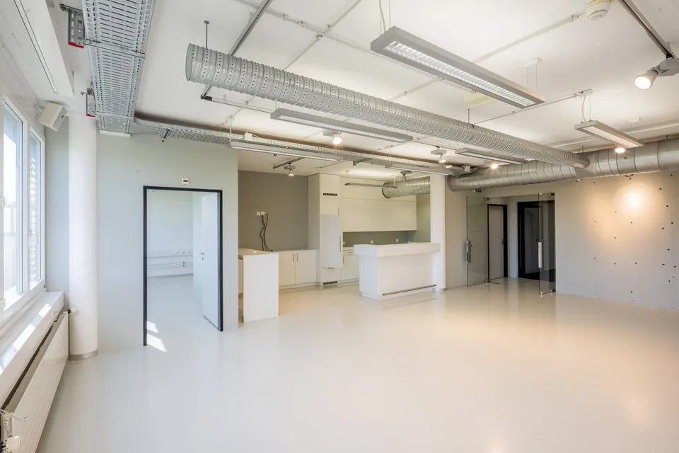 Ufficio luminoso in affitto a Cham – 65 m² disponibile immediatamente