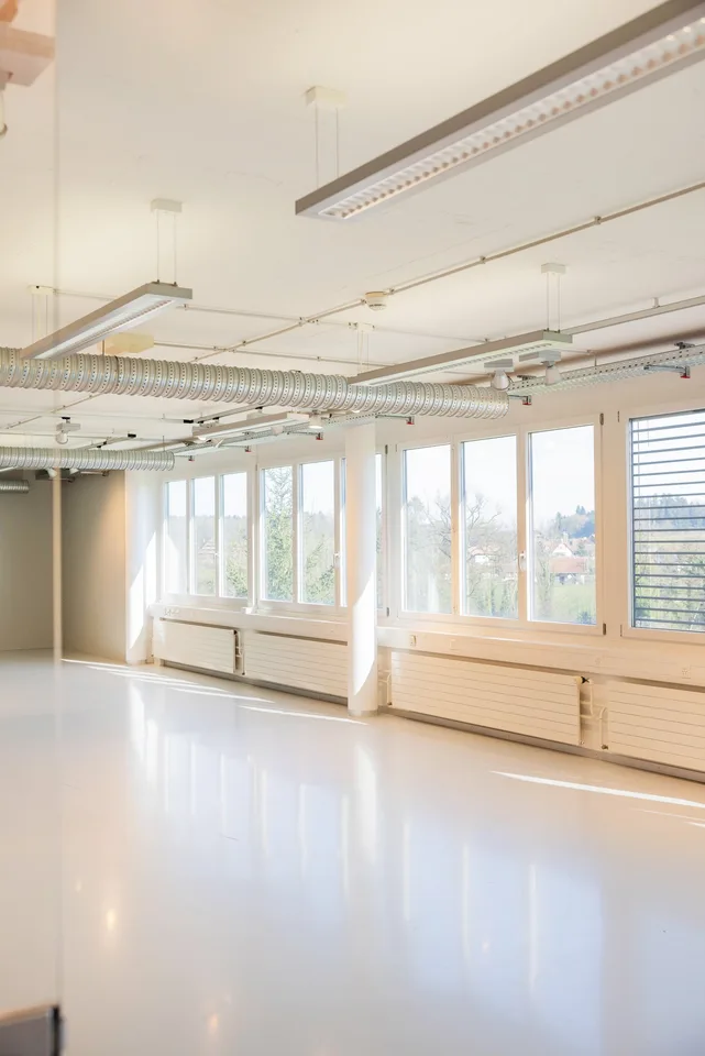 Ufficio luminoso in affitto a Cham – 65 m² disponibile immediatamente