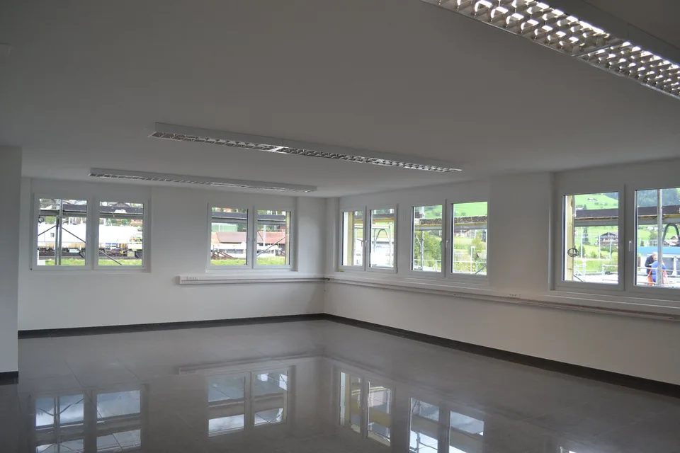 Espaces de bureau modernes de 22m2 - 69m2 à louer dans un emplacement central à Frutigen