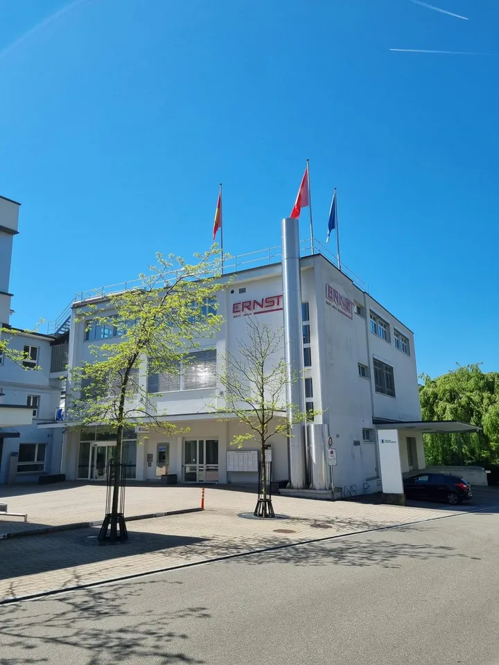 Modernes Büro mit Dachterrasse