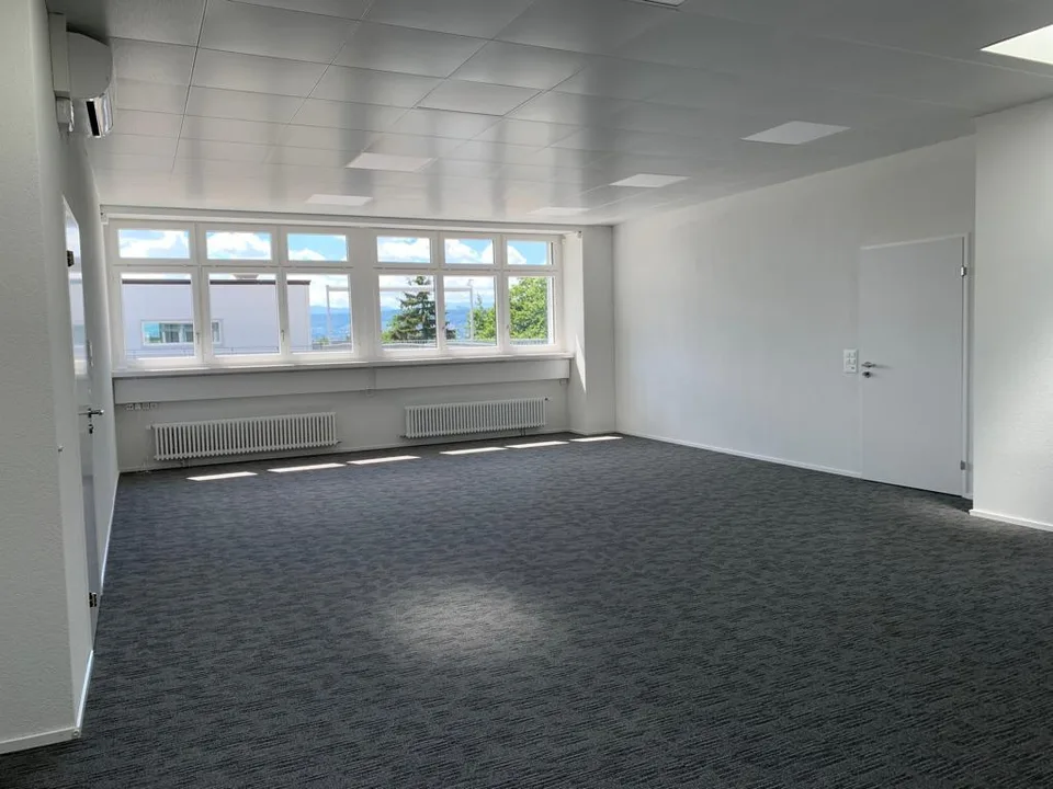 Modernes Büro mit Dachterrasse