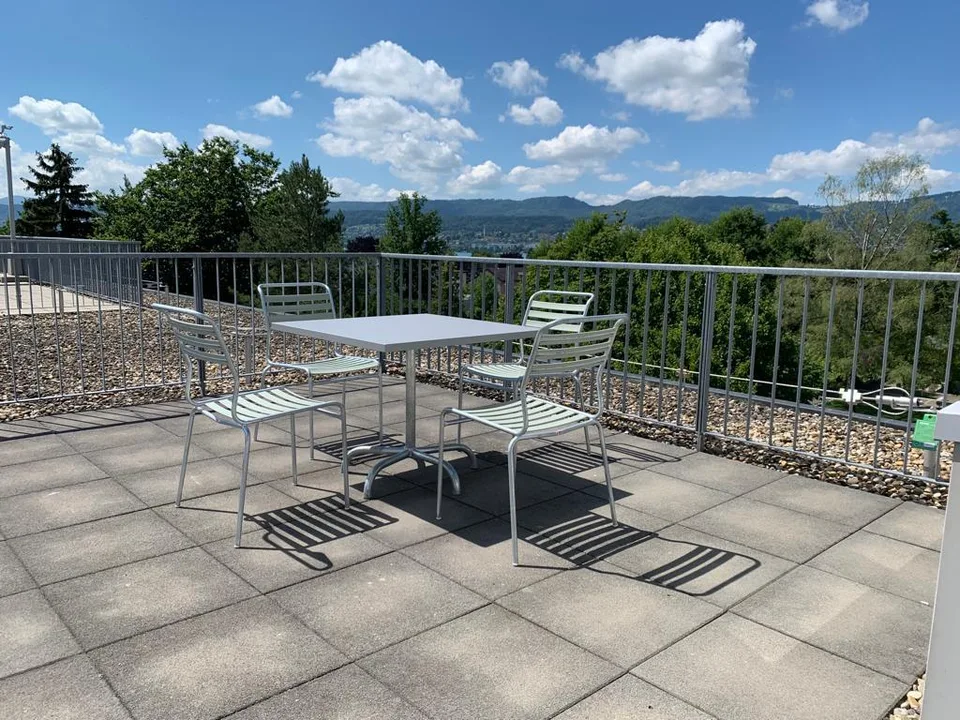 Modernes Büro mit Dachterrasse