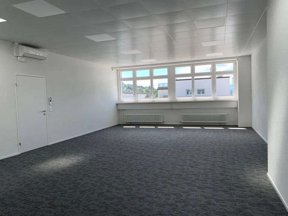 Modernes Büro mit Dachterrasse