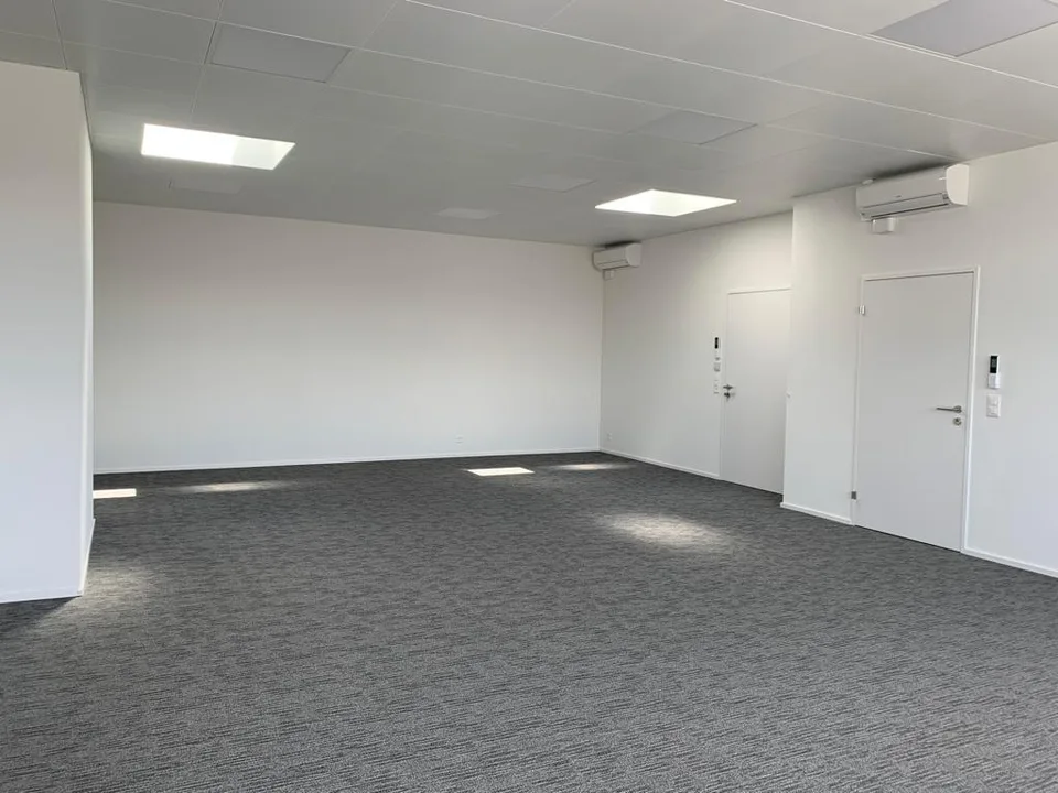 Modernes Büro mit Dachterrasse