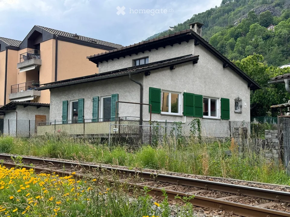 Piccola Casa indipendente a Tegna – Charme ticinese con giardino e vista montagna
