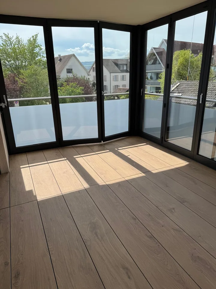 Appartement 2.5 pièces avec jardin d'hiver dans le centre du village d'Oberwil