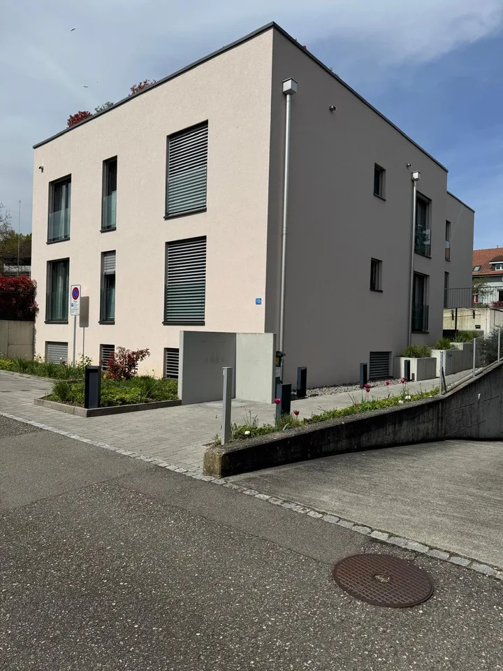 Appartement 2.5 pièces avec jardin d'hiver dans le centre du village d'Oberwil