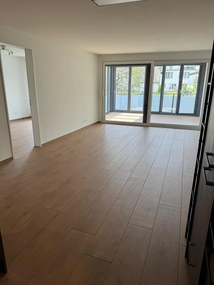 Appartement 2.5 pièces avec jardin d'hiver dans le centre du village d'Oberwil