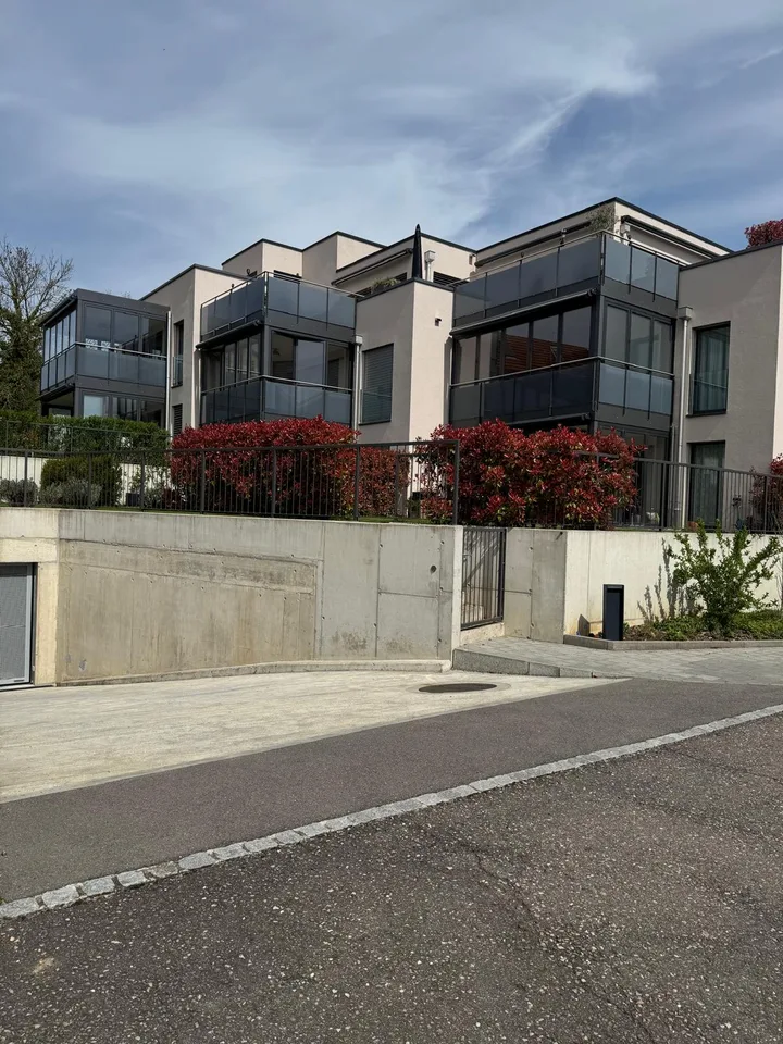 2.5-Zimmer-Wohnung mit Wintergarten im Dorfkern von Oberwil