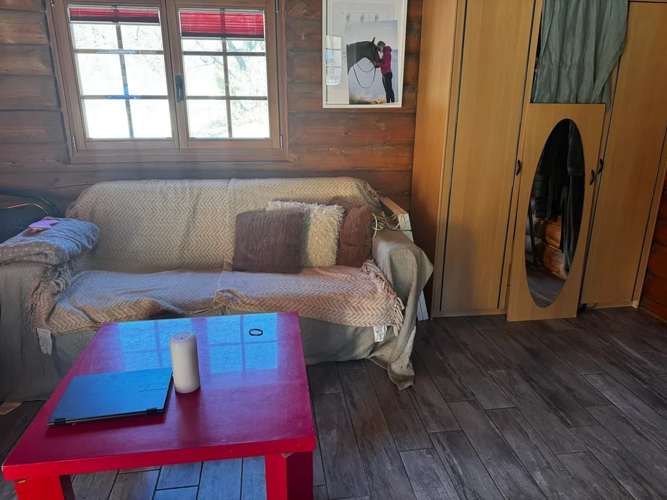 Gelegenheit! Ein charmantes kleines Mazot mit einer Hälfte eines Raumes, mit kleiner Terrasse in den Valettes zu vermieten!