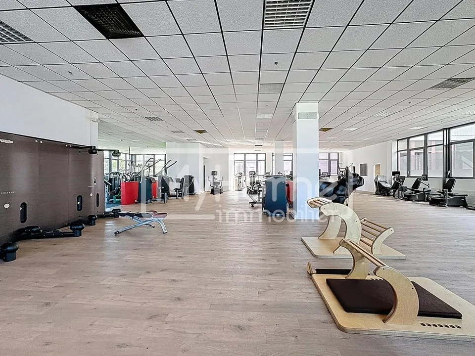 Sala fitness di 967 m2 a Lonay, completamente attrezzata, in affitto