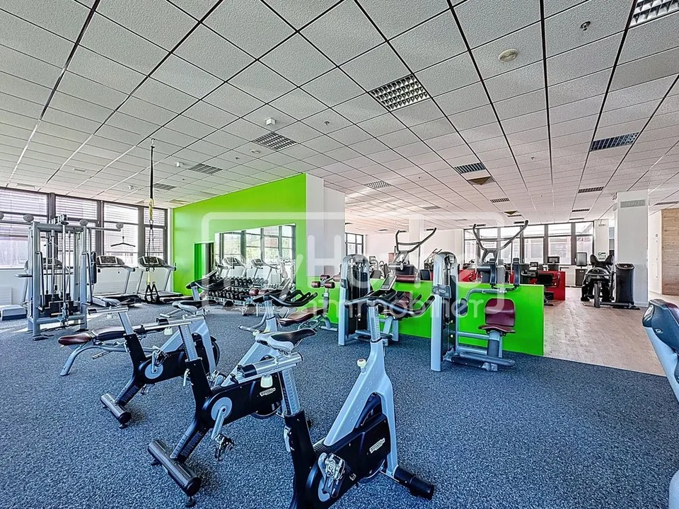 Salle de fitness de 967 m2 à Lonay entièrement équipée à louer
