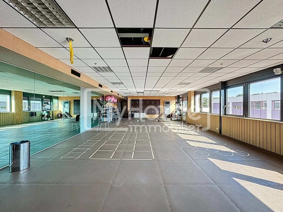 Sala fitness di 967 m2 a Lonay, completamente attrezzata, in affitto – foto 8 di 12