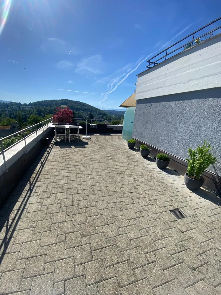 Appartement de terrasse exclusif avec vue imprenable sur Adliswil