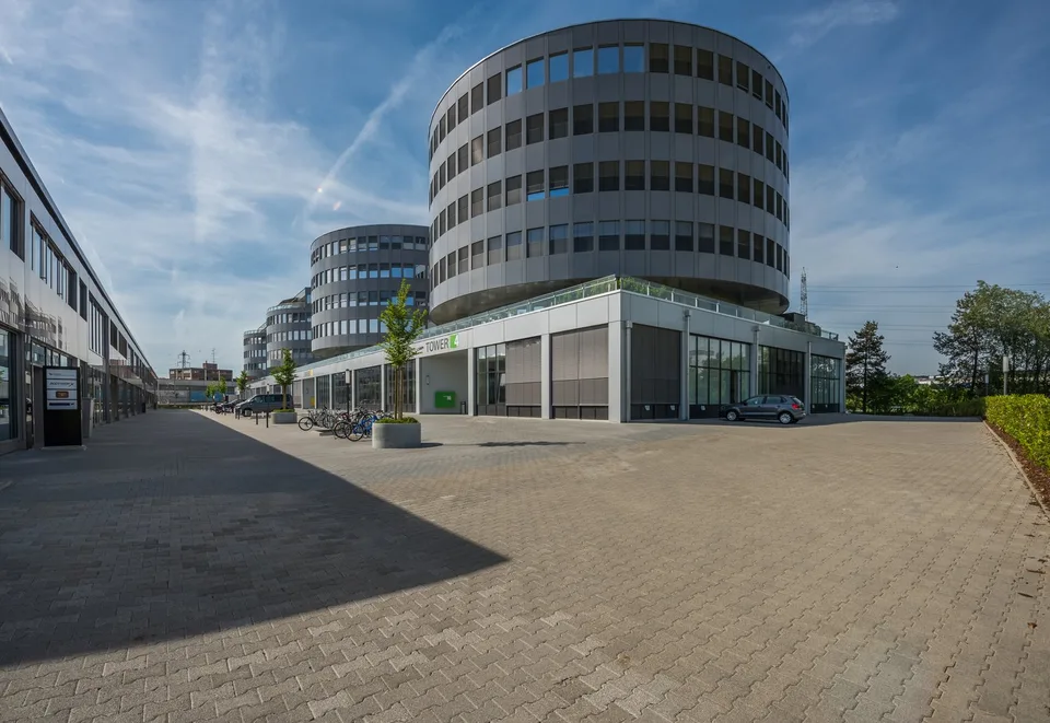 "Helles und modernes Büro mit direktem Zugang zur Terrasse"