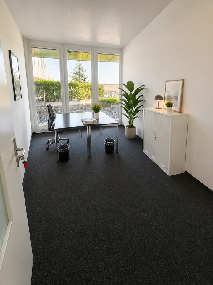 "Helles und modernes Büro mit direktem Zugang zur Terrasse"