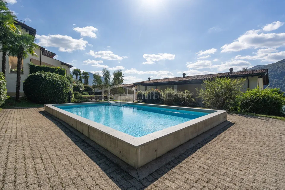 DUPLEX DE RÊVE AVEC VUE SUR LAC, JARDIN ET PISCINE
