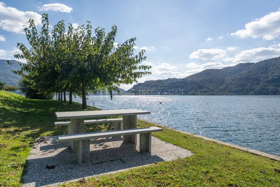 DUPLEX DE RÊVE AVEC VUE SUR LAC, JARDIN ET PISCINE