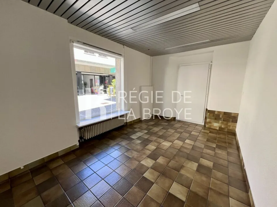 Ufficio con vetrina nel centro di Estavayer-le-Lac