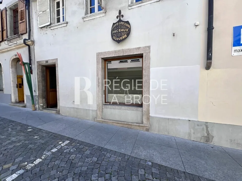 Ufficio con vetrina nel centro di Estavayer-le-Lac