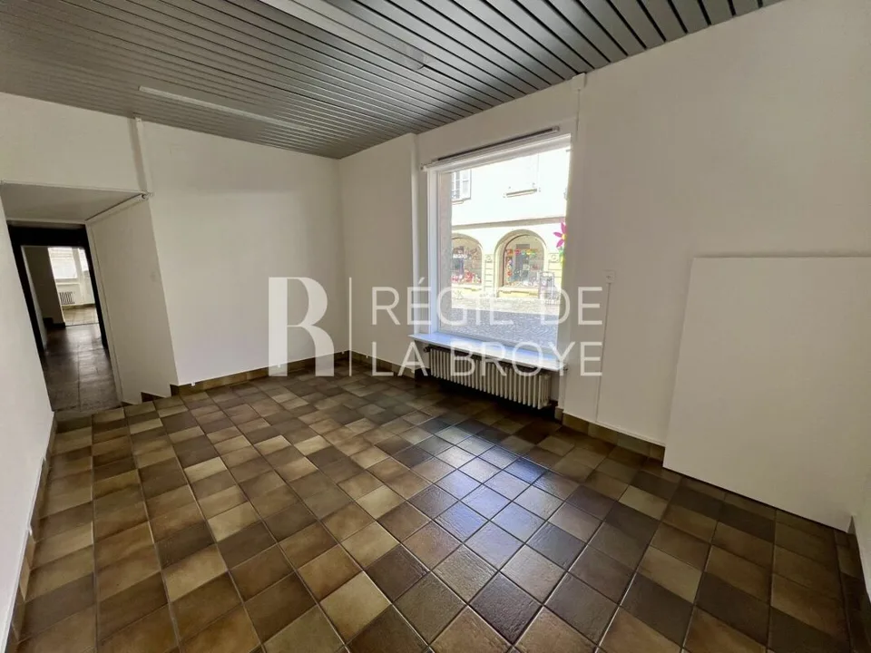 Ufficio con vetrina nel centro di Estavayer-le-Lac