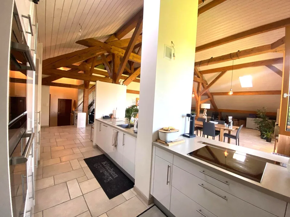 Delizioso appartamento di 6 locali all'ultimo piano di una fattoria ristrutturata