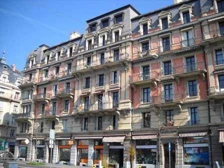 Place de parc sise Avenue d'Echallens 6-8 à Lausanne