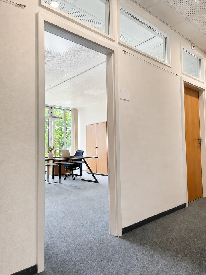 Espace de bureau avec mobilier et bonne desserte routière