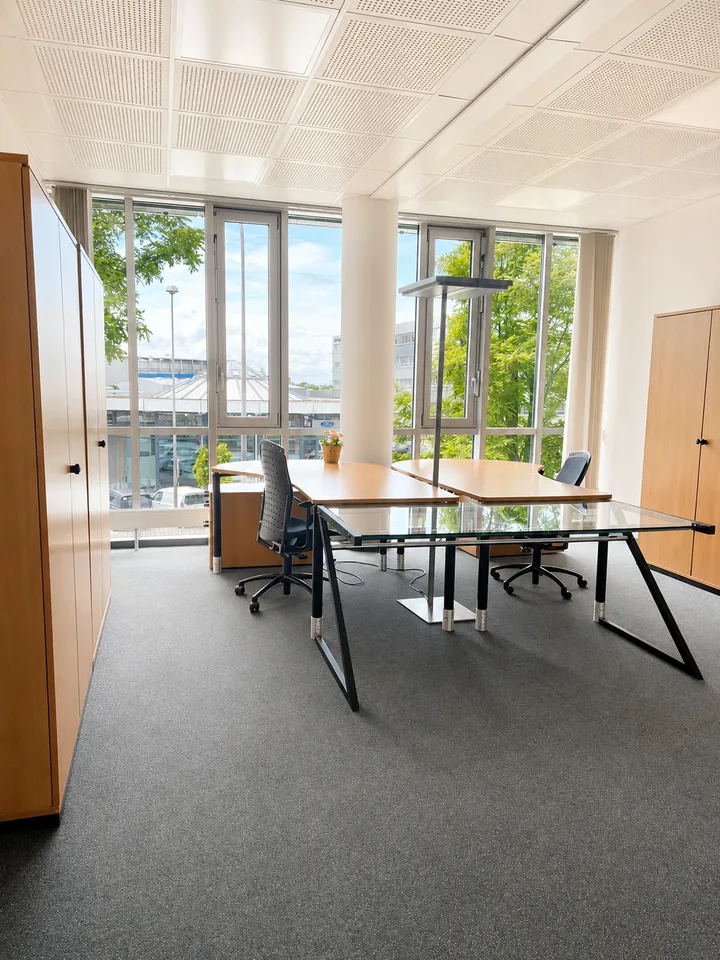 Espace de bureau avec mobilier et bonne desserte routière