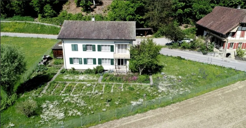 Charmante 3.5-Zimmer-Wohnung - stilvoll renoviert und mit Balkon in ruhiger Lage