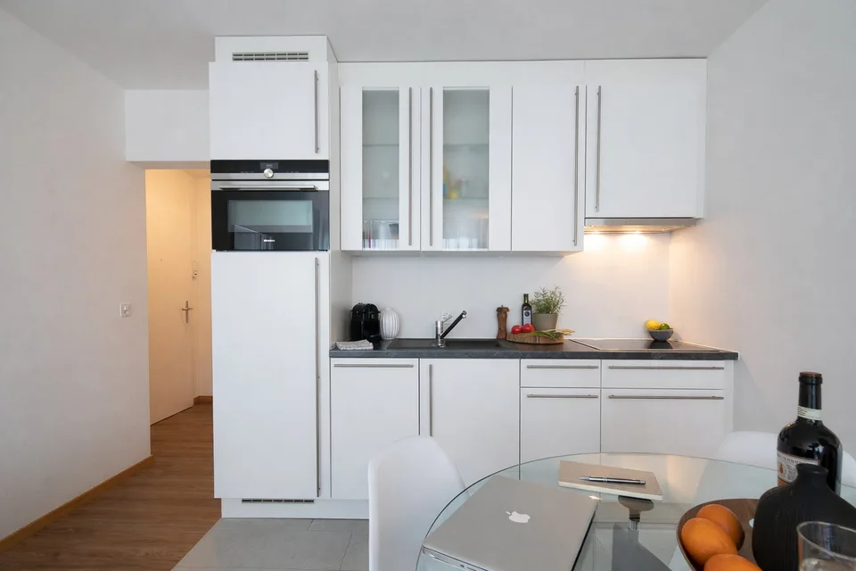 Appartement meublé 1 chambre moderne avec service de nettoyage hebdomadaire à louer