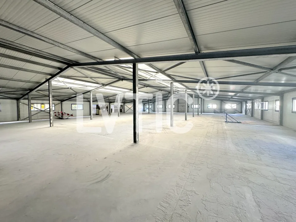 Halle industrielle, dépôt indépendant de 2200 m2 à louer à Sierre