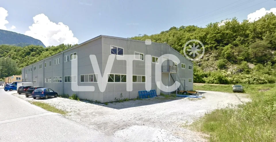 Halle industrielle, dépôt indépendant de 2200 m2 à louer à Sierre